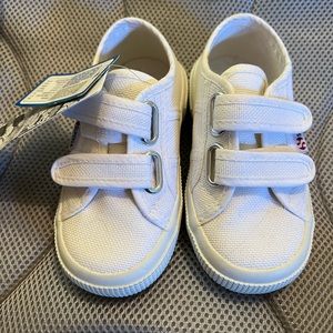 Brand new Kids Supergas size 9.5